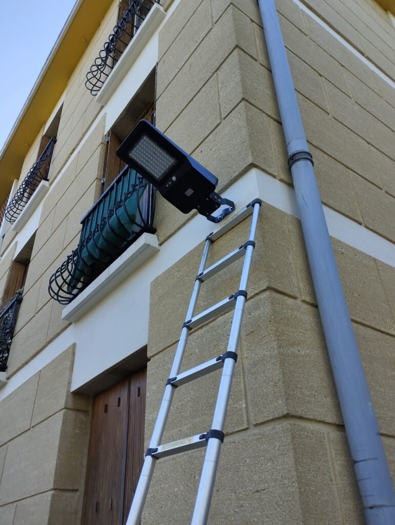 Installation d'une lampe extérieure à énergie solaire